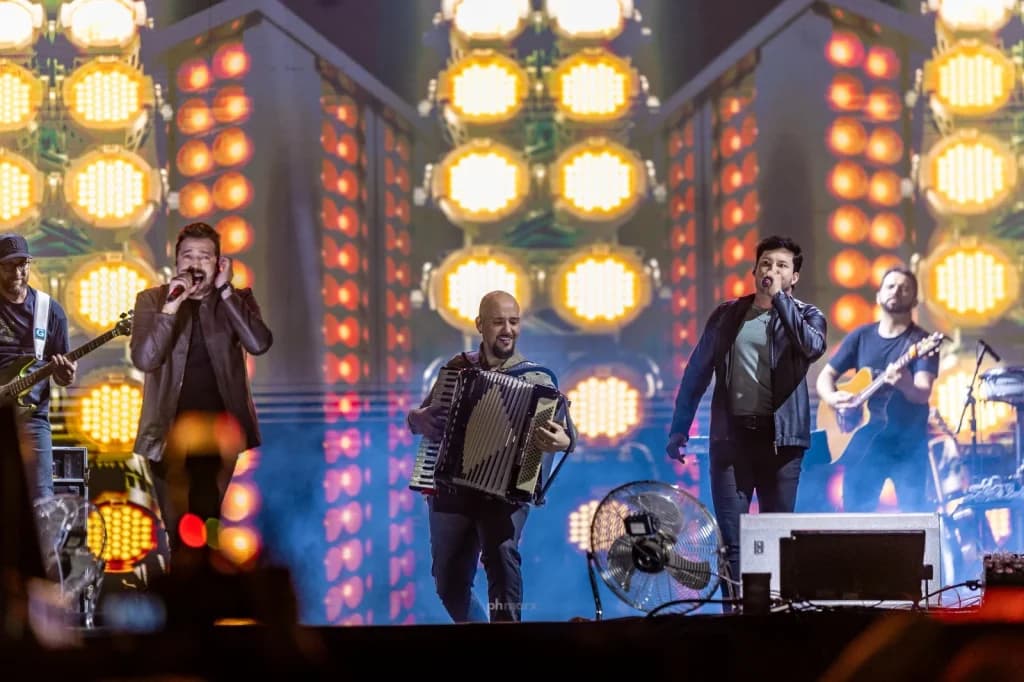 Ruan Leandro se apresentam para uma multidão na Festa do Peão de Paulínia 